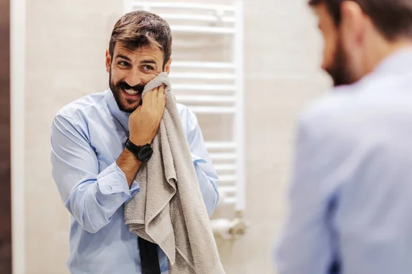 Unge Attraktive Skjeggete Forretningsmann Som Forbereder Seg Jobbe Han Badet – stockfoto