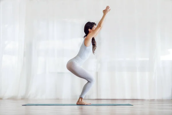 Joven Chica Yogui Atractiva Pie Pose Yoga Silla Yoga Interior —  Fotos de Stock