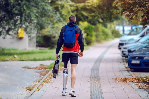 Spor Kıyafetleri Sırt Çantasıyla Sokakta Yürüyen Yapay Bacaklı Sportif Beyaz — Stok fotoğraf