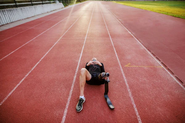 Bello Caucasico Handicappato Giovane Sportivo Vestito Abbigliamento Sportivo Con Gamba — Foto Stock