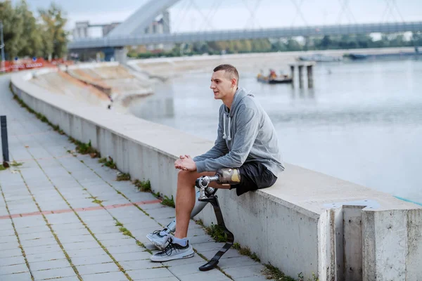 Spor Giyim Sektöründe Yakışıklı Beyaz Özürlü Yapay Bacaklı Bir Adam — Stok fotoğraf