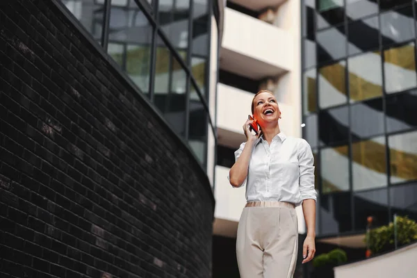 Merkezinin Dış Cephesinde Telefonla Konuşan Çekici Sarışın Modaya Uygun Bir — Stok fotoğraf