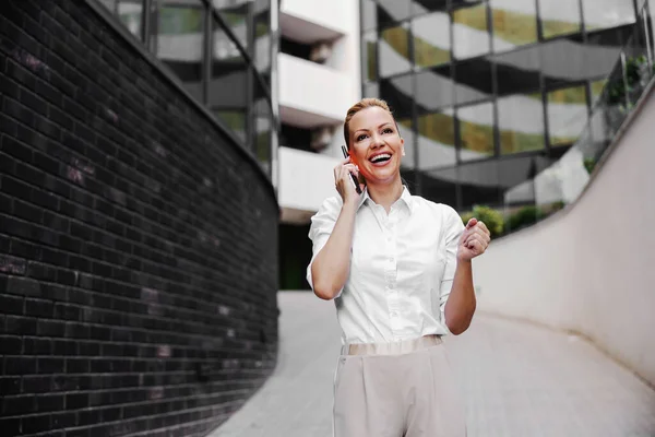 Full Längd Attraktiva Blond Fashionabla Affärskvinna Talar Telefon Business Center — Stockfoto