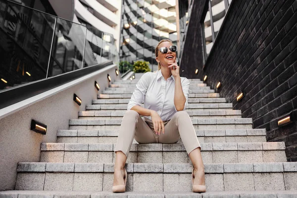 Красива Усміхнена Модна Бізнес Леді Сидить Сходах Перед Діловим Центром — стокове фото