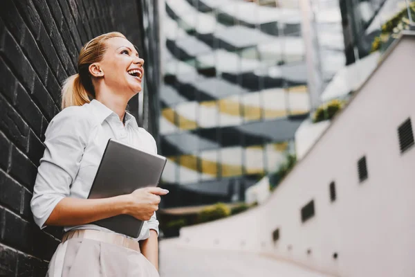 Uśmiechnięta Atrakcyjna Blondynka Modna Bizneswoman Stojąca Zewnątrz Trzymająca Tablet Ramionach — Zdjęcie stockowe