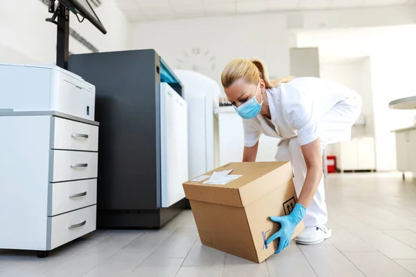 Assistente Laboratório Loiro Positivo Atraente Carregando Caixa Com Vacinas Para — Fotografia de Stock