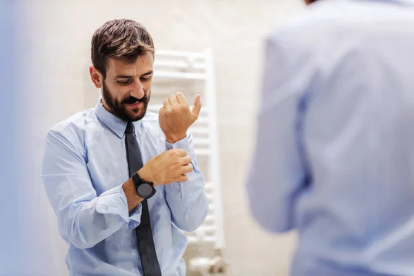 Jovem Atraente Homem Negócios Barbudo Banheiro Frente Espelho Abotoando Camisa — Fotografia de Stock