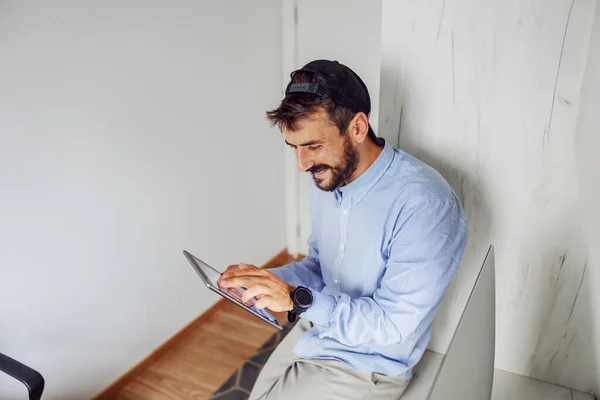 Jovem Atraente Sorridente Empresário Vestido Negócio Casual Sentado Mesa Seu — Fotografia de Stock