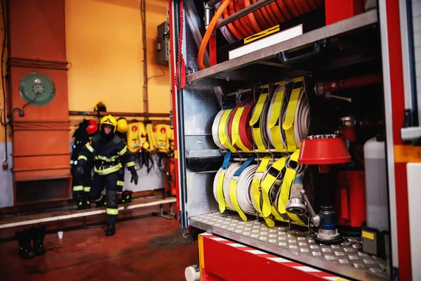 Camião Bombeiros Aberto Com Mangueiras Segundo Plano Bombeiro Preparando Para — Fotografia de Stock