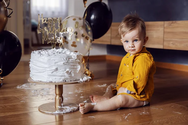 Roztomilý Chlapeček Sedící Podlaze Rozbíjející Hrající Dortem Své První Narozeniny — Stock fotografie