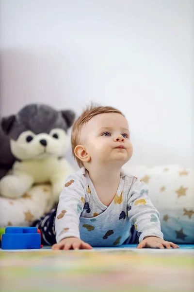 Adorable Niño Rubio Con Los Ojos Azules Tumbados Estómago Suelo — Foto de Stock