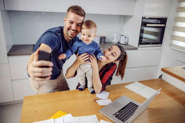 Bonne Famille Posant Dans Cuisine Père Tenant Téléphone Intelligent Prenant — Photo