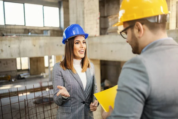 Joven Perspectiva Arquitecta Hablando Con Hombre Negocios Persuadiéndolo Invertir Ese —  Fotos de Stock