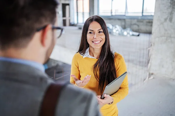 Mujer Negocios Sonriente Pie Edificio Proceso Construcción Hablando Con Colega — Foto de Stock