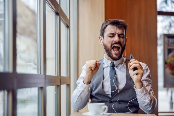 Giovane Dipendente Attraente Seduto Caffetteria Godendo Suo Tempo Dopo Lavoro — Foto Stock