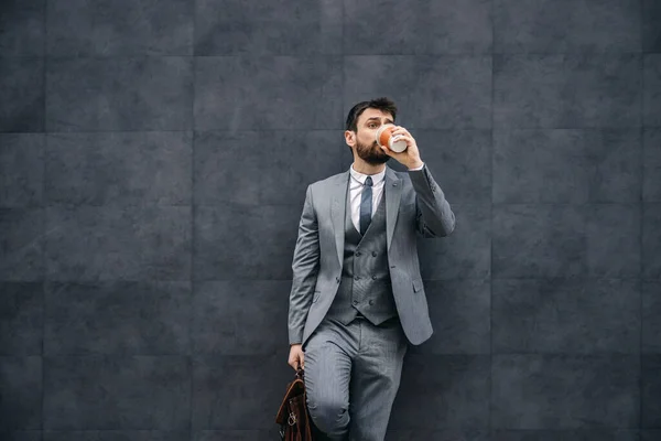Jovem Atraente Barbudo Elegante Empresário Inclinado Parede Bebendo Seu Café — Fotografia de Stock