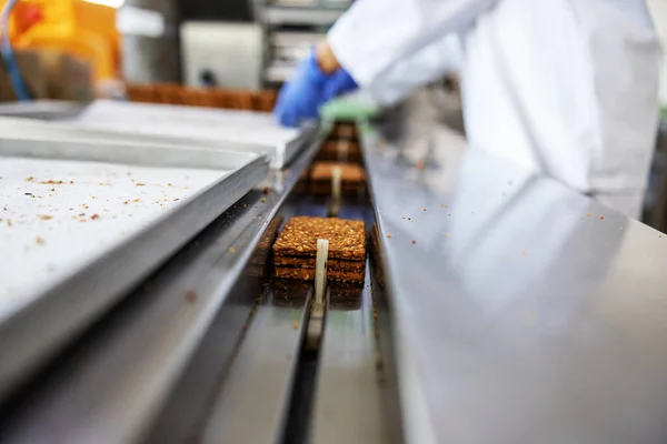 Fechar Trabalhador Pegar Máquina Forma Biscoitos Enquanto Fábrica Alimentos — Fotografia de Stock