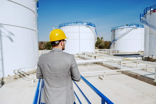 Achteraanzicht Van Knappe Kaukasische Ongeschoren Supervisor Pak Met Helm Hoofd — Stockfoto