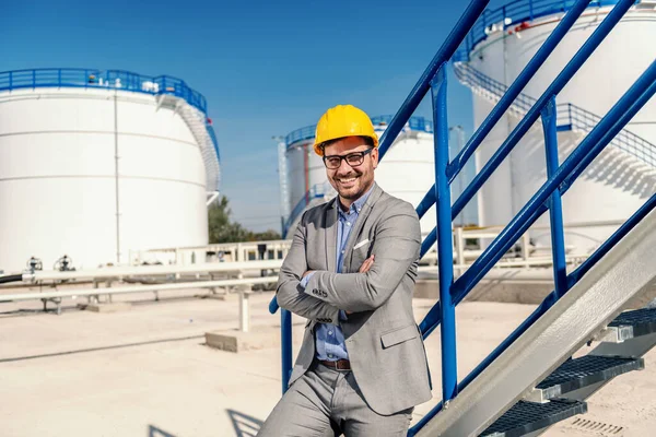 Jonge Trotse Succesvolle Raffinaderij Eigenaar Pak Met Helm Hoofd Leunend — Stockfoto