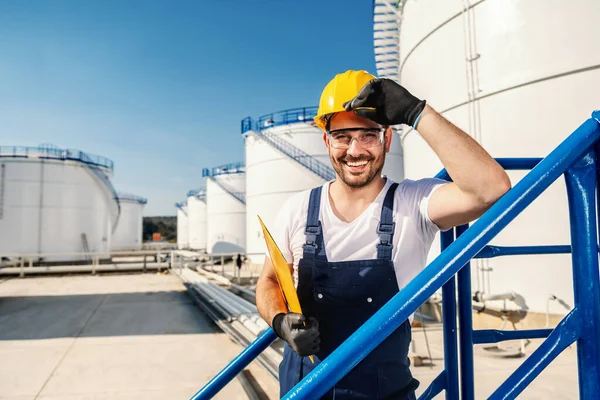 Jovem Trabalhador Caucasiano Trabalhador Refinaria Raspada Roupas Trabalho Com Capacete — Fotografia de Stock