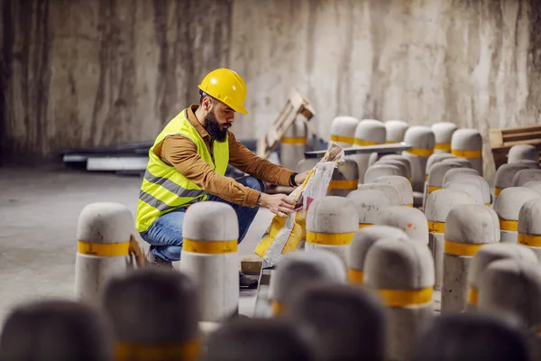 Ung Attraktiv Skäggig Arbetare Arbetskläder Huka Och Titta Cement Påse — Stockfoto