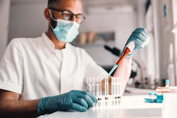 Young Attractive Medical Worker Doing Research Corona Virus Vaccine While — Stock Photo, Image