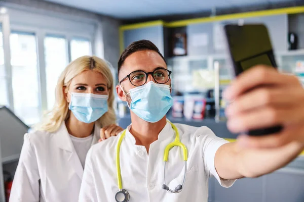 Zwei Ärzte Stehen Der Pause Krankenhaus Und Benutzen Mobiltelefone — Stockfoto