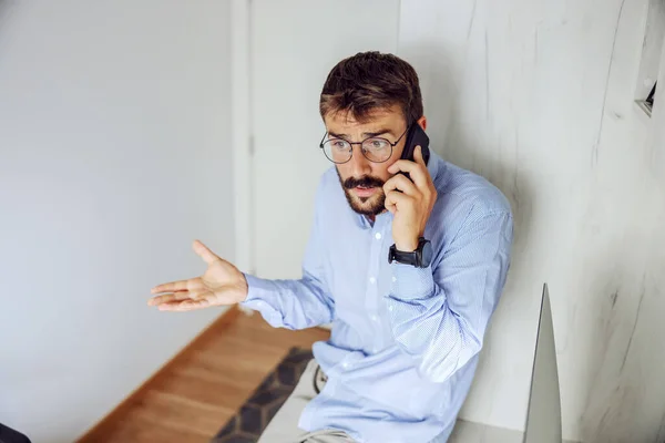 Genç Çekici Ciddi Bir Adamı Ofisinde Oturuyor Önemli Bir Telefon — Stok fotoğraf