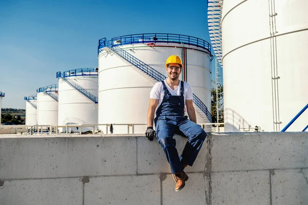 Young Caucasian Refinery Worker Protective Working Clothes Sitting Wall Taking — Stock Photo, Image