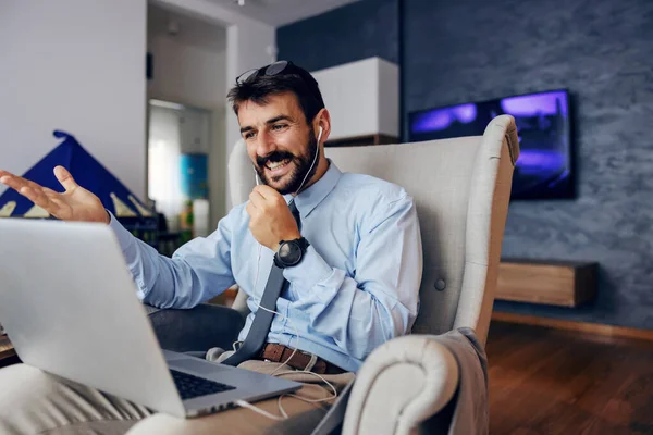 Giovane Bel Padre Barbuto Vestito Elegante Seduta Sedia Casa Utilizzando — Foto Stock