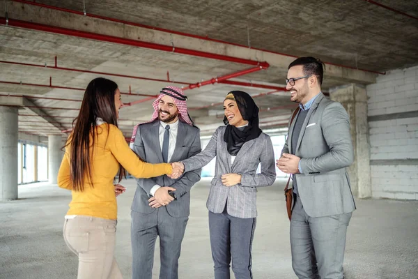 Veselý Atraktivní Arabská Žena Investor Potřást Rukou Realitní Makléř Usmívat — Stock fotografie