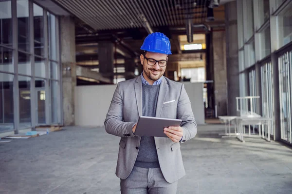 Retrato Atractivo Arquitecto Sin Afeitar Traje Con Casco Cabeza Caminando —  Fotos de Stock