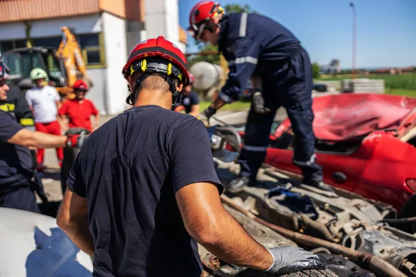 Πυροσβέστες Κάνουν Δουλειά Τους Αυτοκινητιστικό Ατύχημα Συμβαίνει — Φωτογραφία Αρχείου