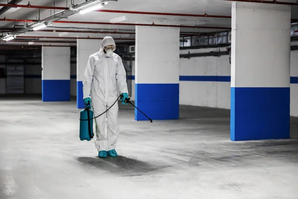 Arbeiter Steriler Uniform Und Maske Gehen Durch Die Tiefgarage Und — Stockfoto