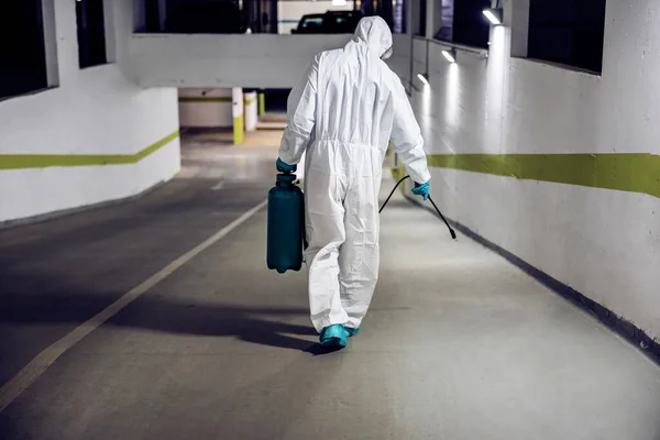 滅菌制服やマスク地下のガレージや表面のドアを通って歩く労働者 コロナウイルスからの保護 Covid 19の概念 — ストック写真