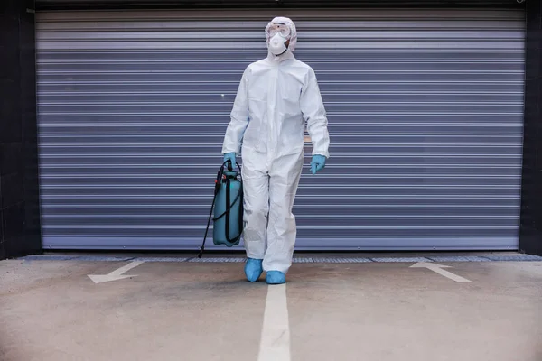 Mann Weißer Steriler Uniform Mit Gummihandschuhen Hält Sprüher Mit Desinfektionsmittel — Stockfoto