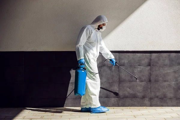 Comprimento Total Homem Uniforme Estéril Máscara Esterilizando Superfície Livre Vírus — Fotografia de Stock