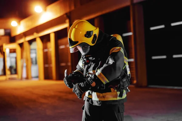 Feuerwehrmann Schutzuniform Mit Voller Ausrüstung Bereitet Sich Auf Großbrand Vor — Stockfoto