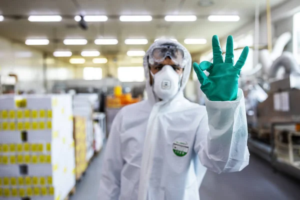 Koruyucu Giysili Maskeli Eldivenli Bir Adam Gıda Üretim Fabrikasında Duruyor — Stok fotoğraf