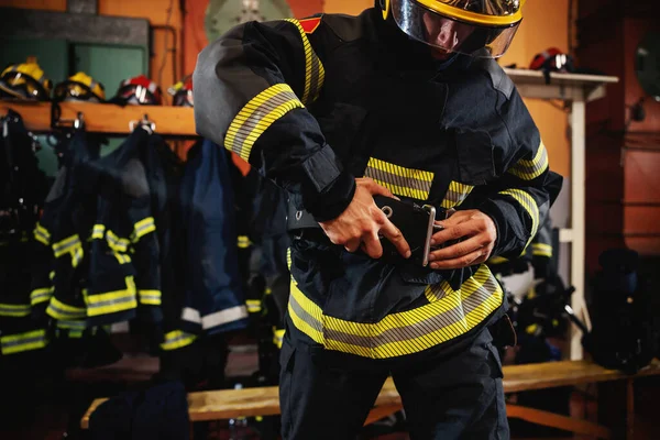 Bombeiro Vestindo Uniforme Proteção Preparando Para Ação Enquanto Está Quartel — Fotografia de Stock