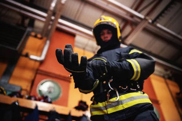 Fechamento Bombeiro Colocando Luvas Preparando Para Ação Enquanto Está Quartel — Fotografia de Stock