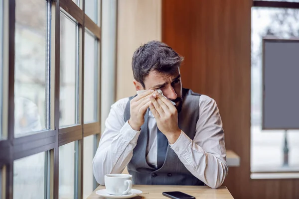 Triste Hombre Barbudo Atractivo Traje Sentado Cafetería Limpiando Sus Lágrimas —  Fotos de Stock