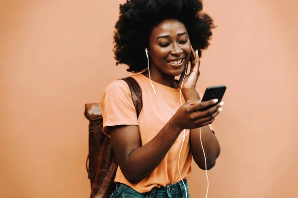 Jonge Glimlachende Afrikaanse Hipster Vrouw Met Oortjes Aan Muziek Luisteren — Stockfoto