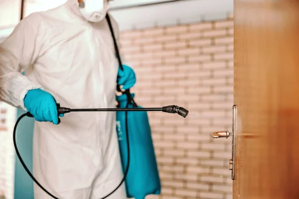 Travailleur Uniforme Blanc Stérile Avec Gants Caoutchouc Sur Pulvérisateur Maintien — Photo