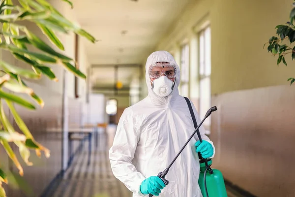 Retrato Trabalhador Uniforme Branco Estéril Com Máscara Facial Luvas Borracha — Fotografia de Stock