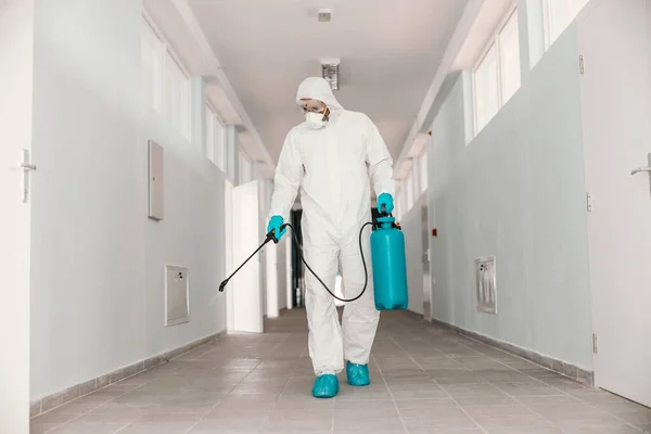 Comprimento Total Trabalhador Uniforme Estéril Com Máscara Facial Segurando Pulverizador — Fotografia de Stock