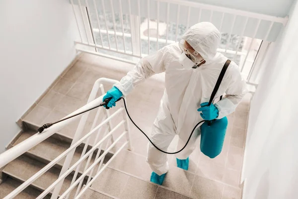 Trabalhador Uniforme Estéril Com Luvas Máscara Facial Esterilizando Corrimão Escola — Fotografia de Stock