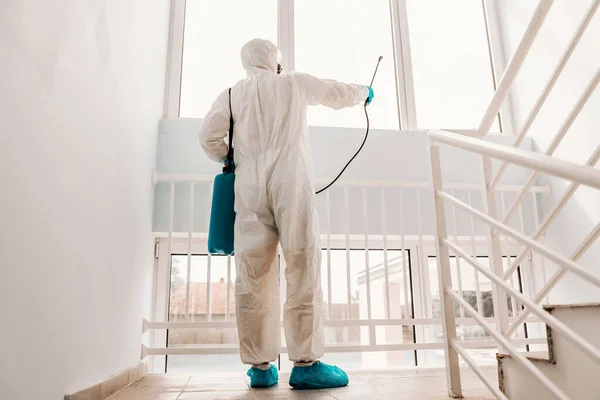 Werknemer Wit Steriel Uniform Met Rubberen Handschoenen Masker Het Opbergen — Stockfoto