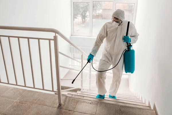 Travailleur Uniforme Stérile Avec Gants Masque Facial Stérilisant Garde Corps — Photo