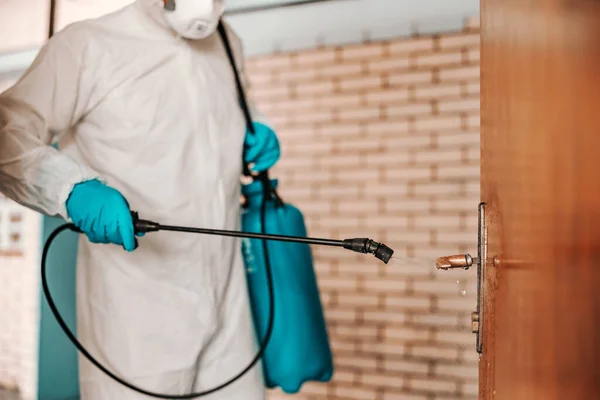 Trabalhador Uniforme Estéril Branco Com Luvas Borracha Máscara Realização Pulverizador — Fotografia de Stock